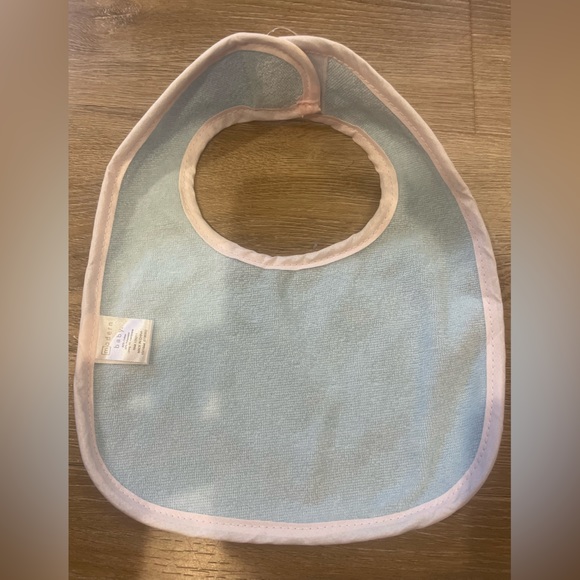 🌟5 for $20🌟 NWOT 2 Bibs and a Burp Cloth - Picture 2 of 6